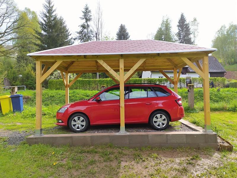 Dřevěné stání jako skvělá alternativa garáže